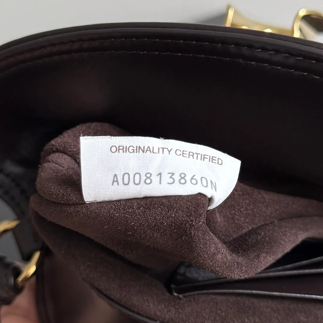Batch 1520 BOTTEGA VENETA 2025 women's mini LIBERTA crossbody bag, the smallest size is shipped! ! Summer is here, how can you go out and play without a small bag? The "Freedom" series has the advantage of not being picky about seasons. I really like it. A small bag with a generous temperament is an indispensable item for every girl to perfectly adapt to the variety of summer outfits. The high-quality leather reveals a delicate luster. The U-shaped high-quality hardware design is enlarged in this size, which is the finishing touch. Whether it is attending a banquet or daily travel, it can show off the taste. Style No.: 826147 Size: 24*15.5*5cm